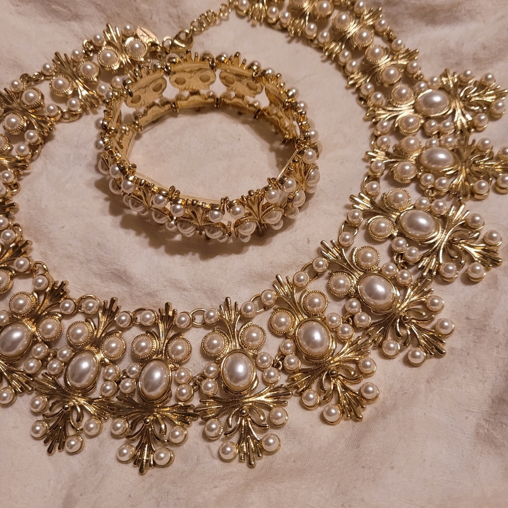 SET....New..New..Collar and Bracelet....Elegent..beutiful